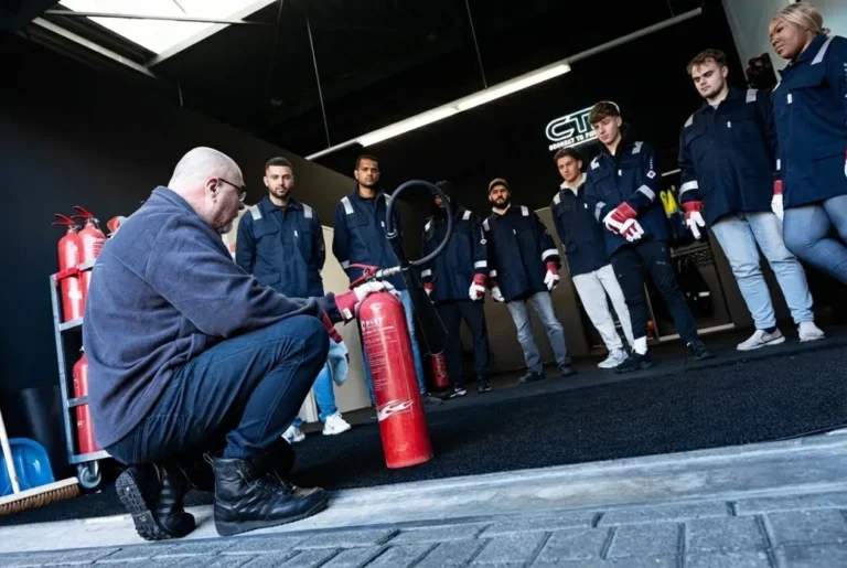 BHV instructeur geeft uitleg over brandblusser aan groep cursisten tijdens training