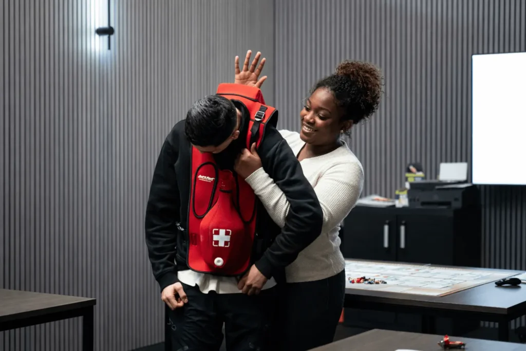 BHV cursisten oefenen verstikkingshulp met rugslagen en buikstoten tijdens EHBO training